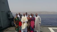 Pater con el coro en la costa de Somalia